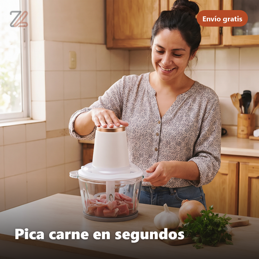 Mujer usando la picadora eléctrica con carne en el vaso de vidrio