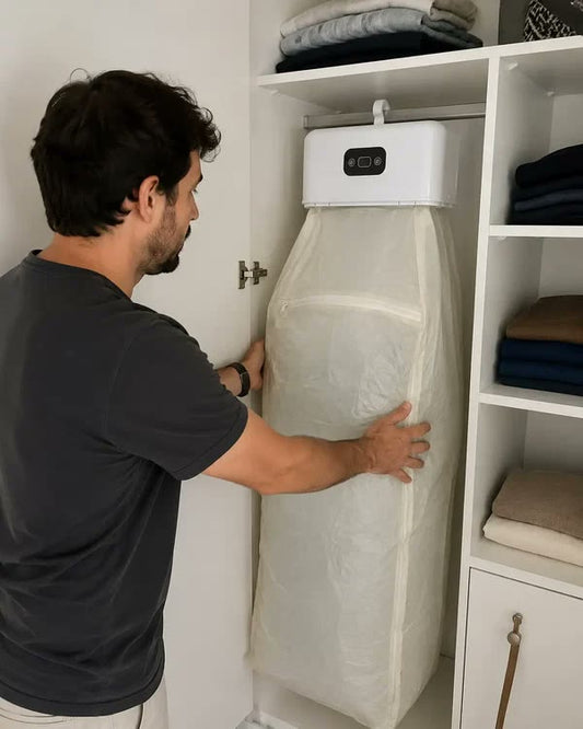 Persona acomodando la secadora portatil colgada de la barra del closet